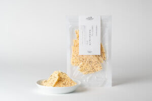 北海道産生乳使用　ニセコでつくったクリスピーチーズ　ペッパー